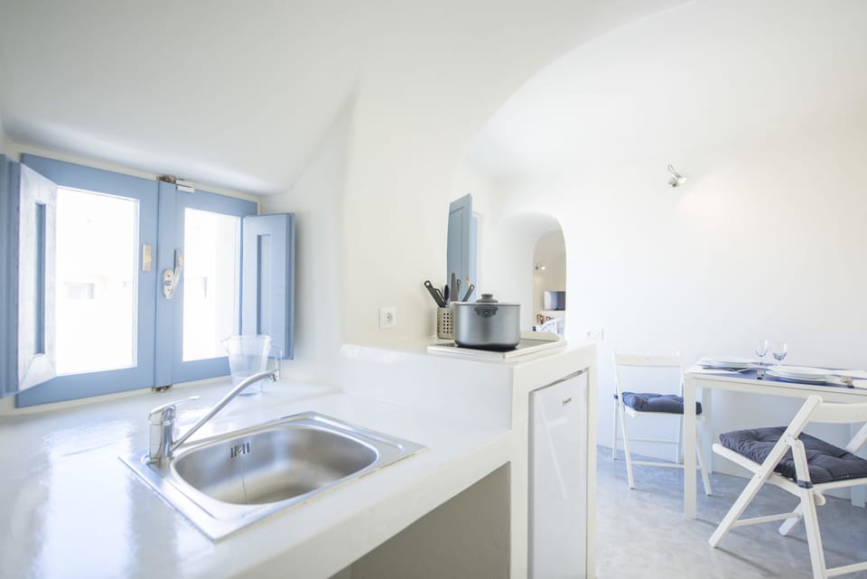 Fridge, oven, stovetop, coffee/tea maker