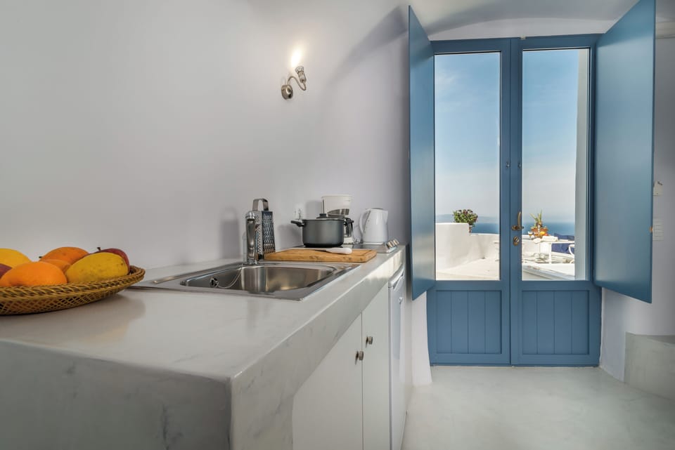 Executive Suite (Outdoor Private Jetted Tub) | Private kitchen | Fridge, oven, stovetop, coffee/tea maker