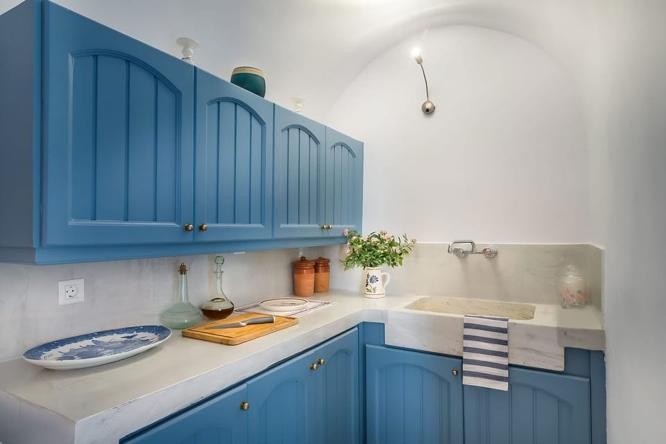 Fridge, oven, stovetop, coffee/tea maker