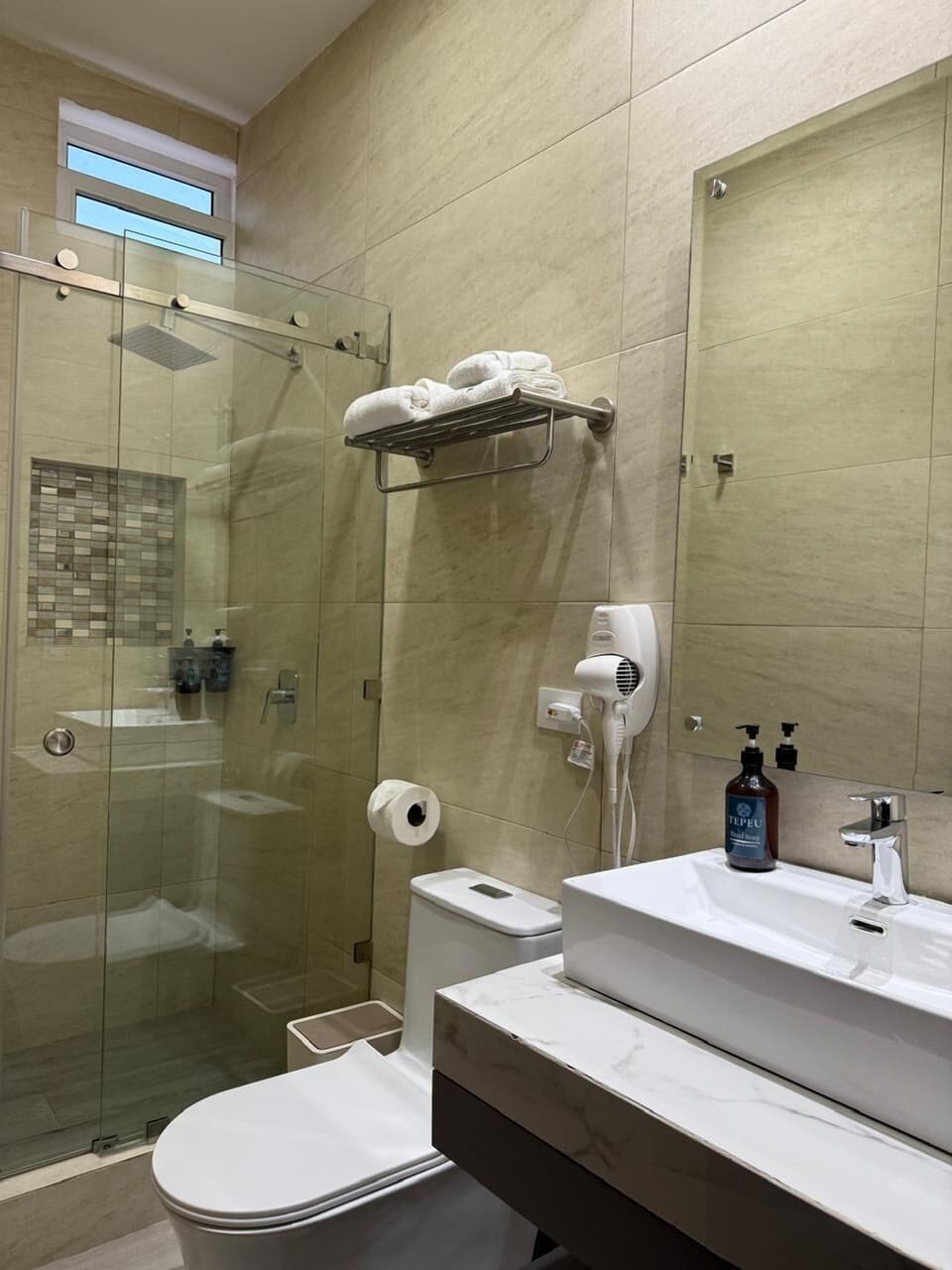 Standard Room | Bathroom | Shower, rainfall showerhead, hair dryer, towels