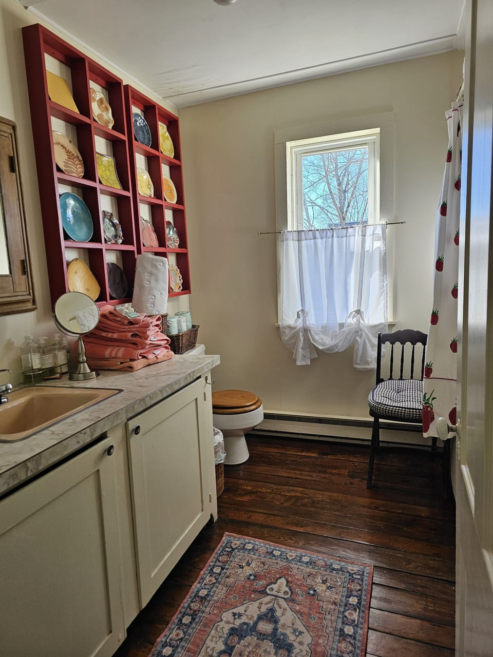 Big bathroom with tub, shower et all.  Towels and toiletries are provided. 