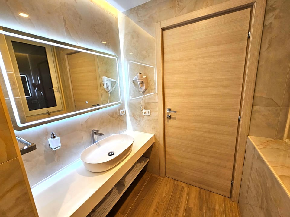 Shower, hydromassage showerhead, free toiletries, hair dryer