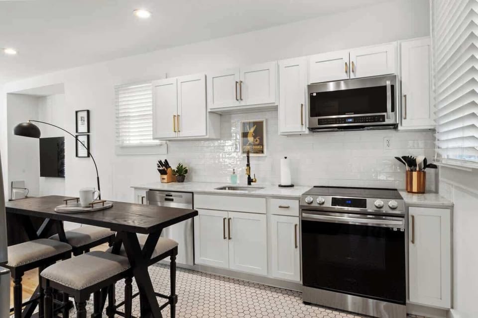 Fully equipped kitchen with island seating.