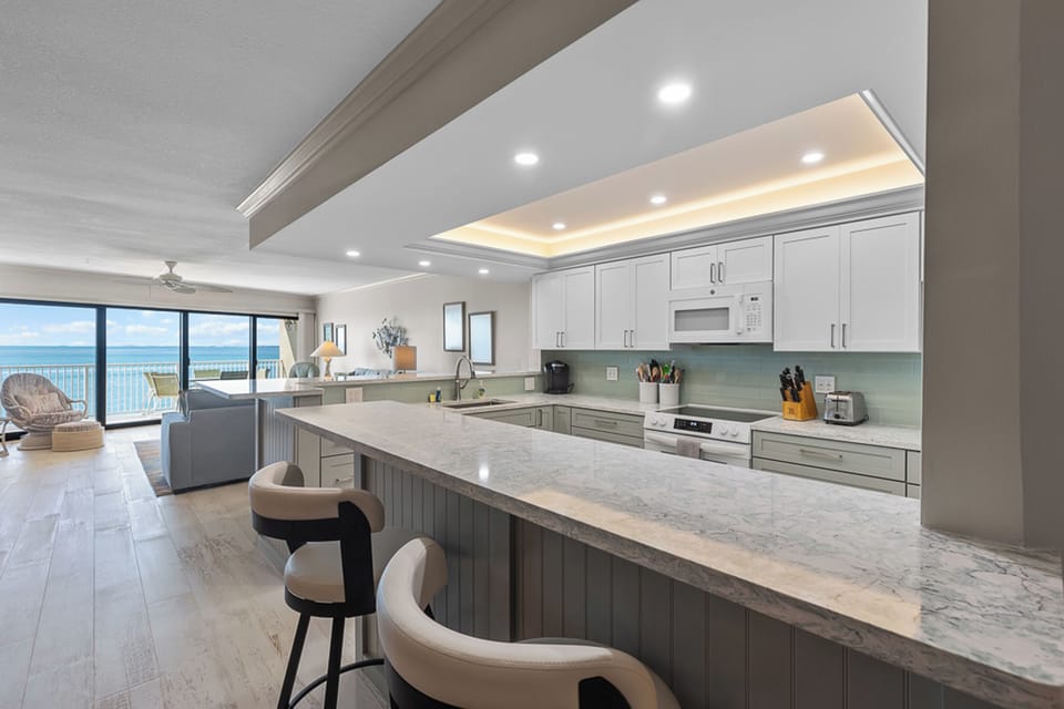 Clean and airy unit