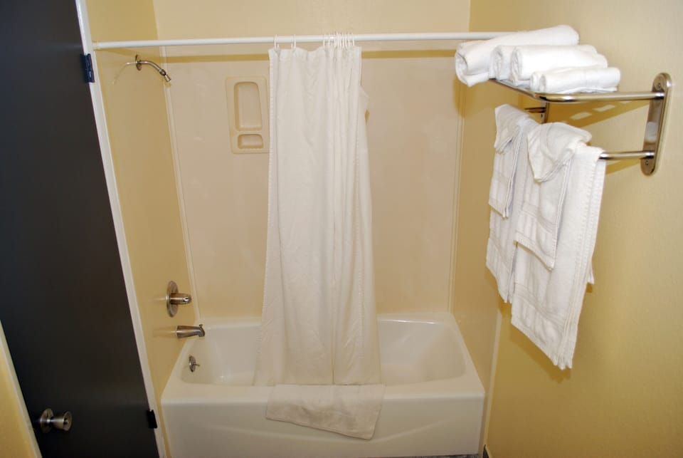 Triple Room, 1 Bedroom | Bathroom | Free toiletries, hair dryer