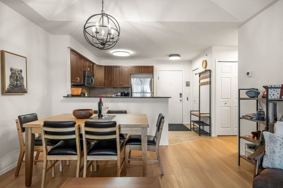Dining area with seating for 6.
