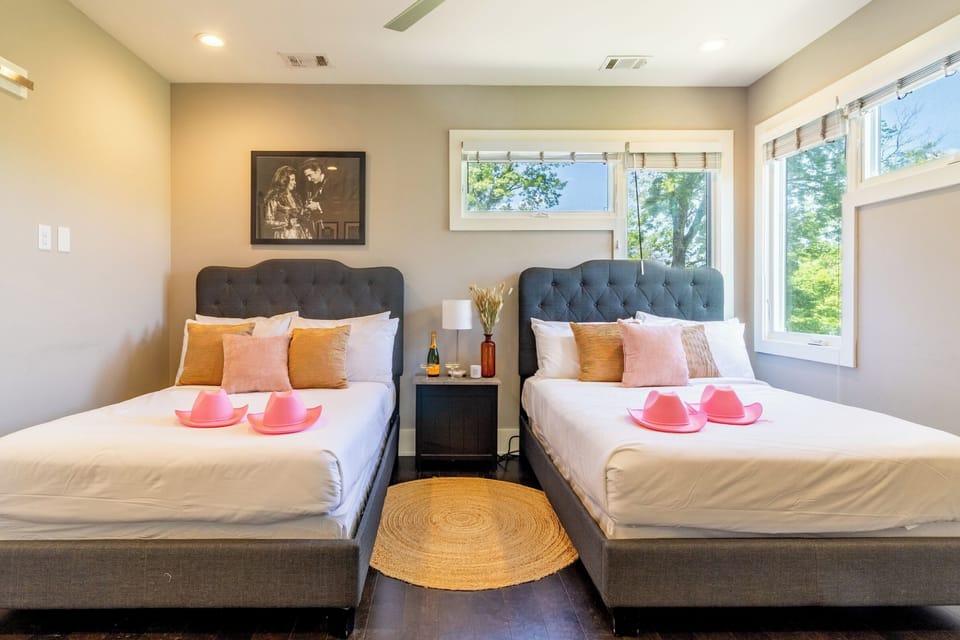Huge Private Rooftop Deck w/ Firepit + Putt-putt 8 Mins to Broadway Doralee Cottage in Nashville