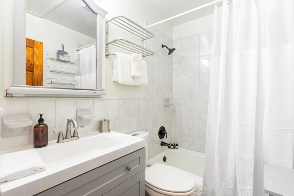 Prime Old Town Location w/ Pool, Walk to Duval Steet Blue Heron by Avantstay Cottage in Key West