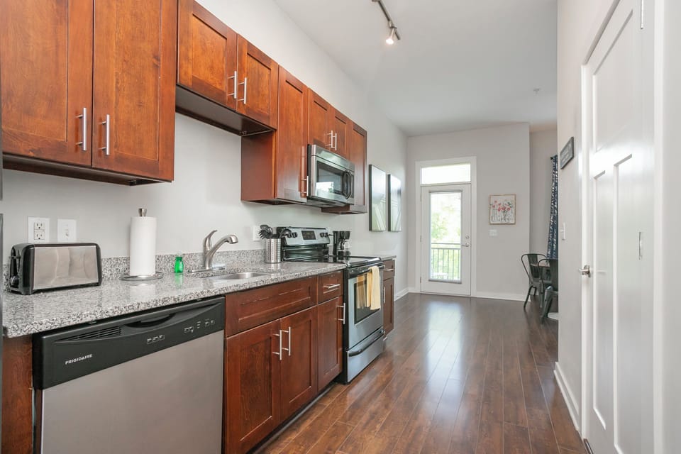 Full Kitchen w appliances -fridge, stove, microwave, oven, toaster, coffee maker