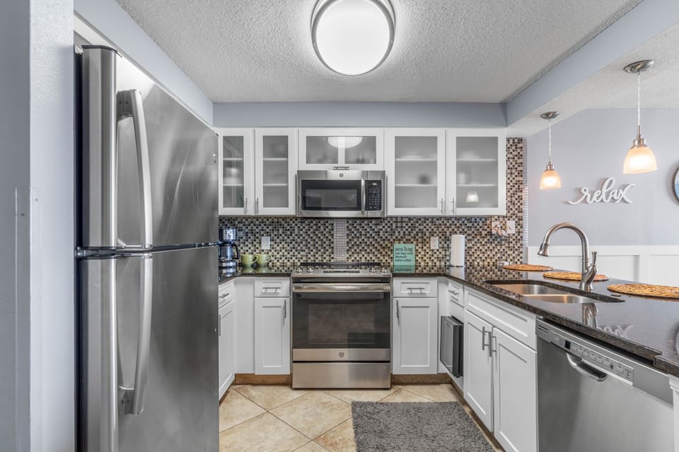 Spacious Kitchen, Outfitted with all the comforts of home Florida Style!