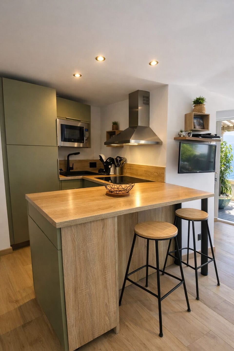 Fully furnished and equipped kitchen + dining area + dishwasher....