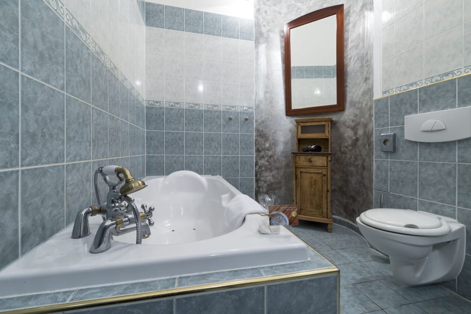 Superior Double or Twin Room, 1 Bedroom, Bathtub | Bathroom | Free toiletries, hair dryer, towels, soap