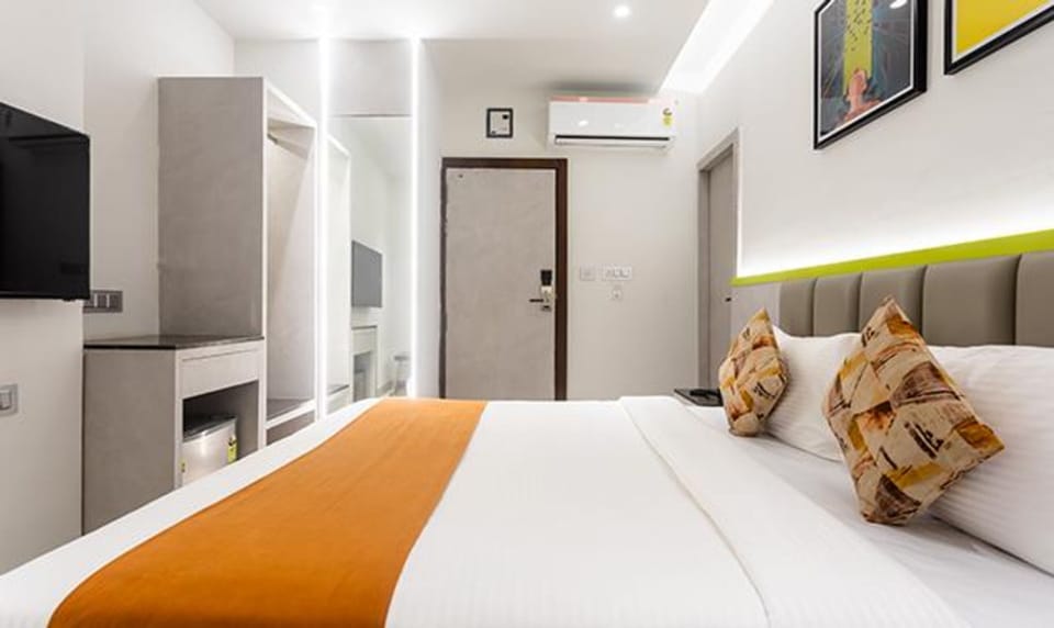 Egyptian cotton sheets, premium bedding, in-room safe, WiFi (free)
