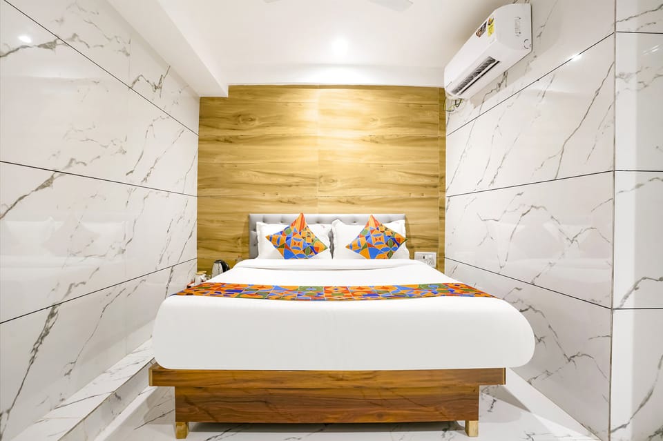 Deluxe Room | Egyptian cotton sheets, premium bedding, in-room safe, desk
