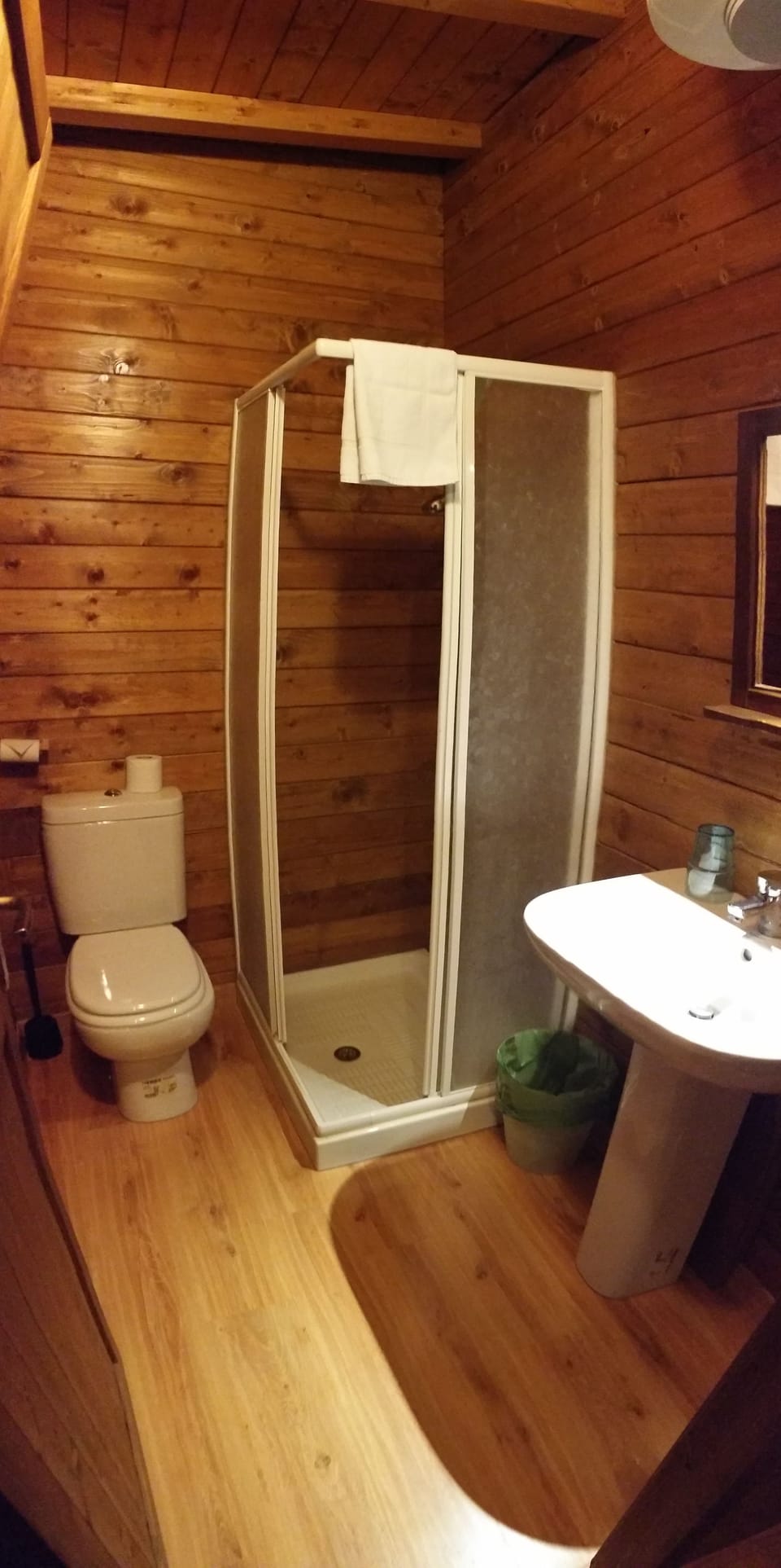 Shower, free toiletries, towels