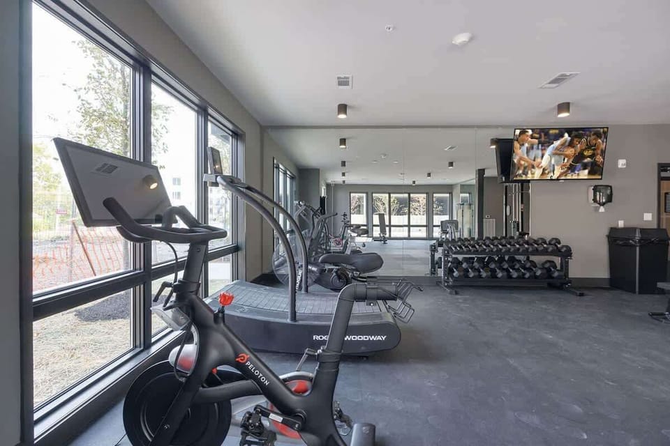 Communal Area: Gym offering a wide range of workout equipment, and a Smart TV.