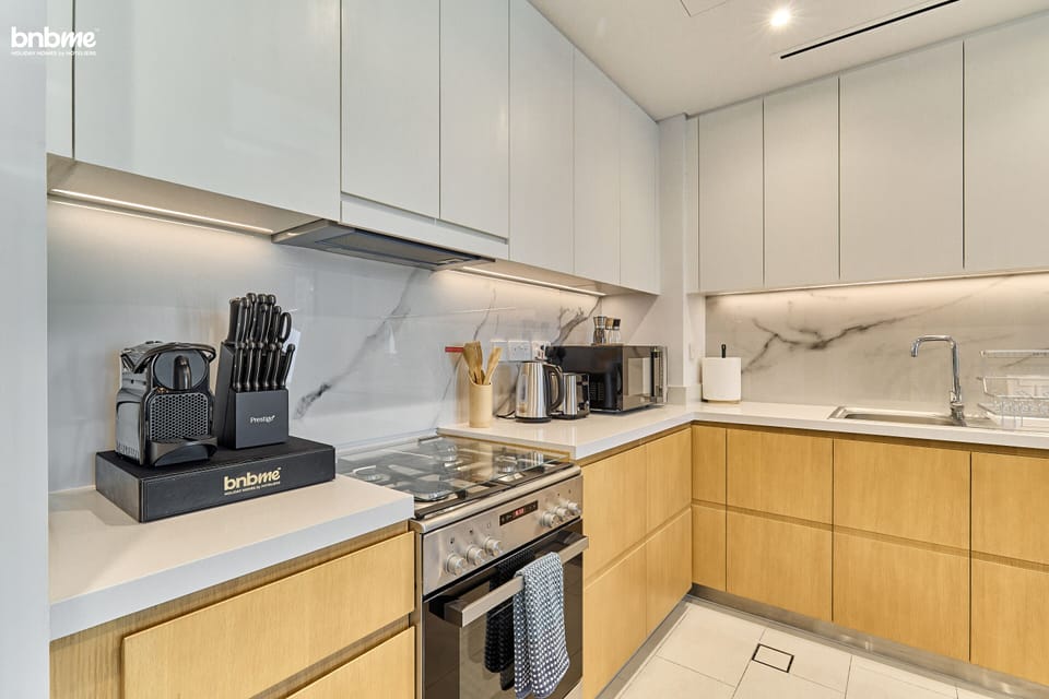 Premium Apartment | Private kitchen | Fridge, microwave, oven, stovetop