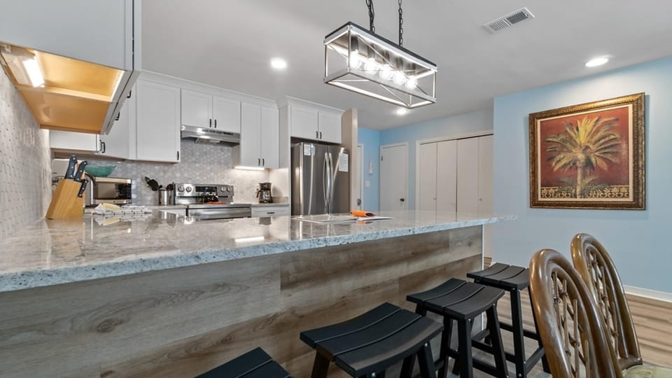Kitchen - Breakfast Bar Seats 4