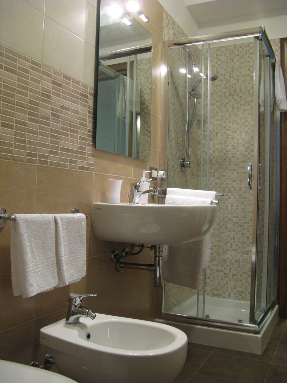 Standard Double Room | Bathroom | Shower, hair dryer, bidet, towels