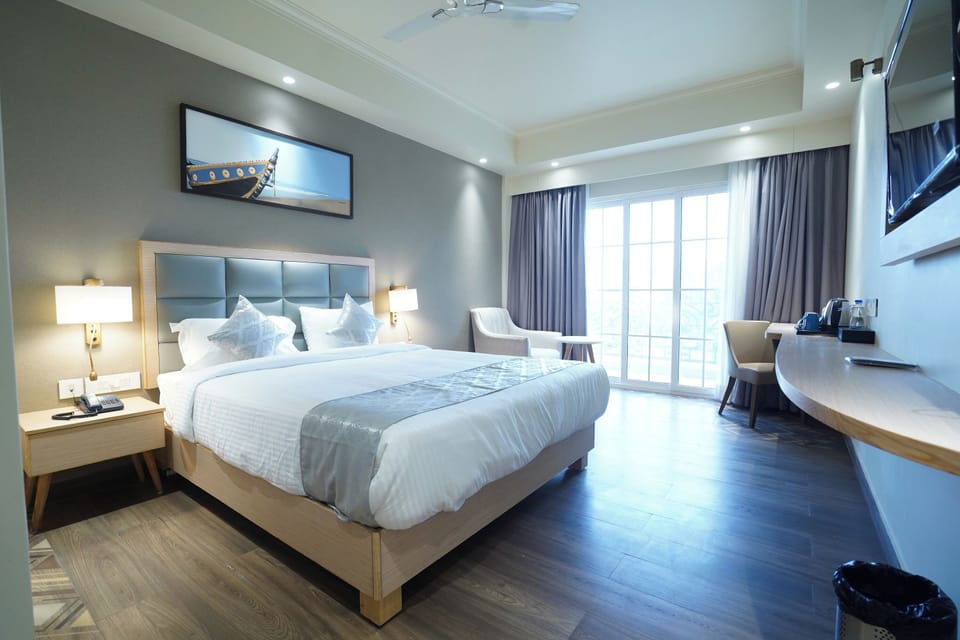 Deluxe Room | Desk, iron/ironing board (on request), WiFi (free), bed sheets