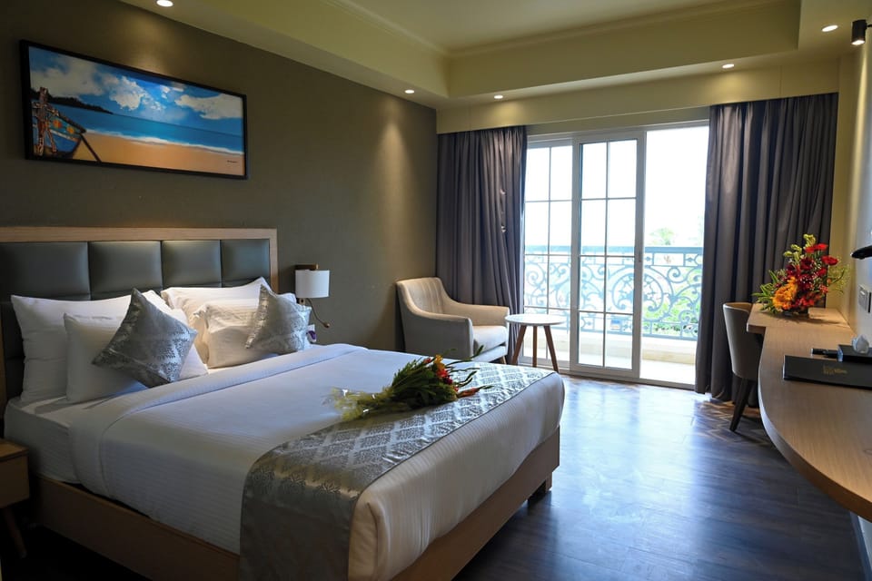 Deluxe Room | Desk, iron/ironing board (on request), WiFi (free), bed sheets