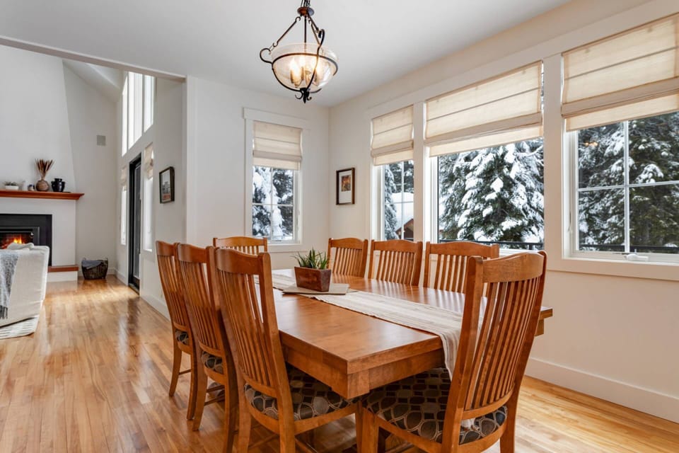 Expandable dining table to seat the whole family