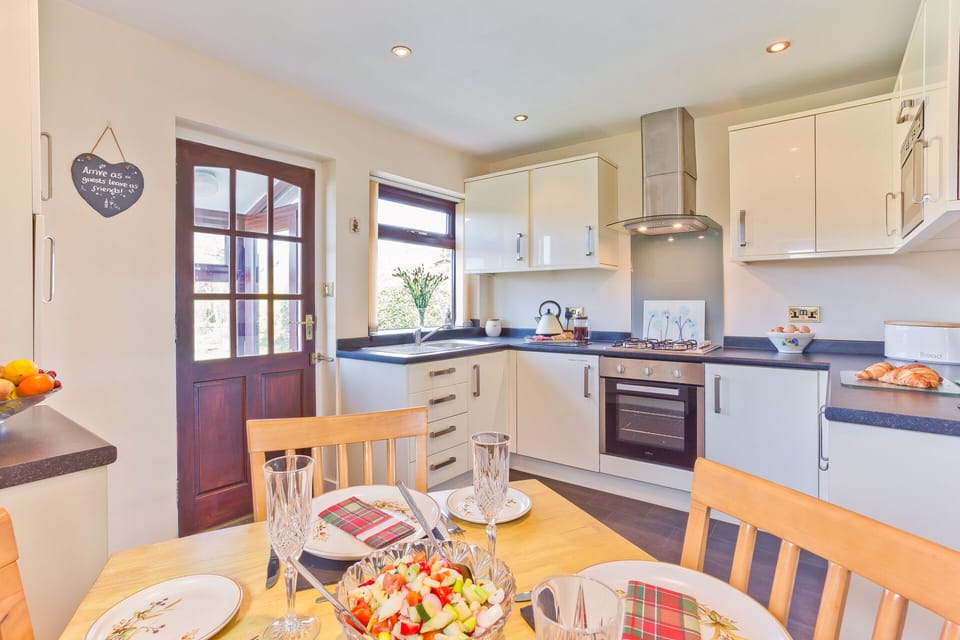 House | Private kitchen | Fridge, microwave, oven, stovetop