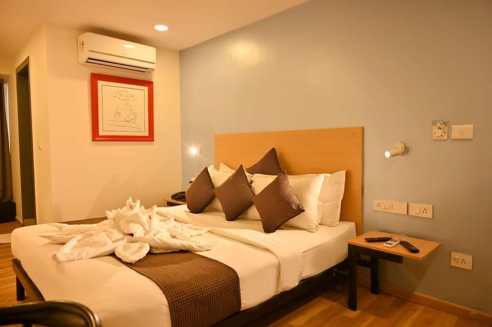 Deluxe Room | Iron/ironing board, free WiFi