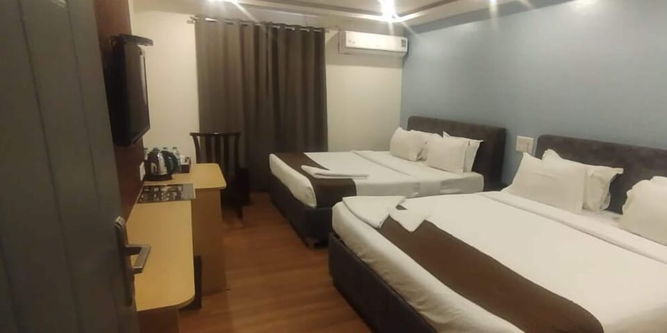 Family Room | Iron/ironing board, free WiFi