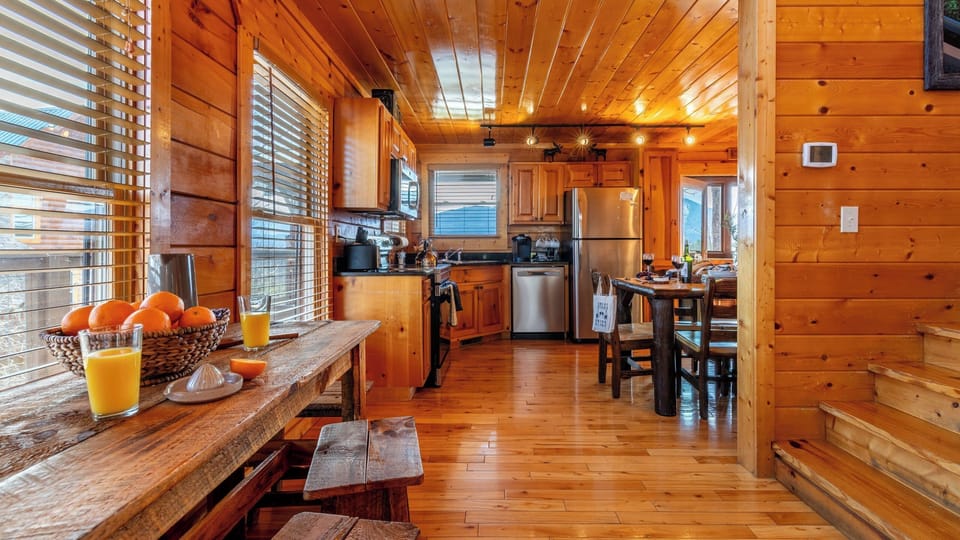 House (4 Bedrooms) | Private kitchen | Fridge, microwave, oven, stovetop