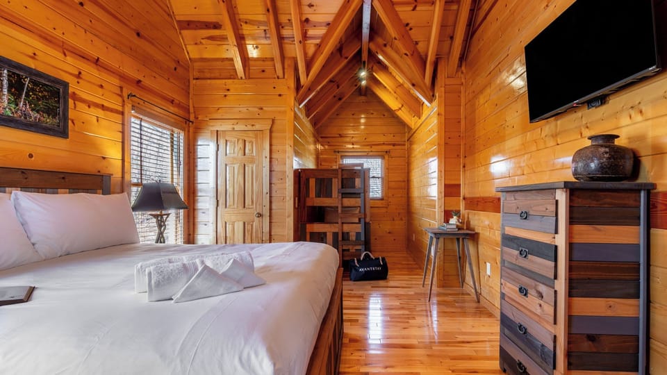 Misty Mountain by Avantstay Hot Tub, Mountain Views, Theater, Pool Table Cottage in Gatlinburg