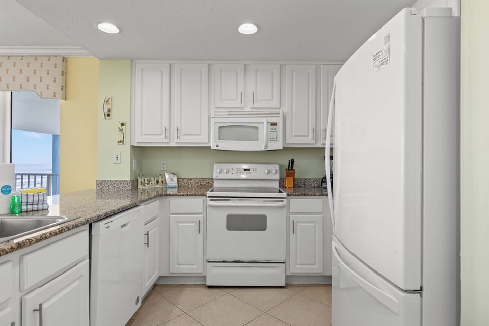 Condo, Multiple Beds, Balcony, Ocean View (Grandview East Resort 204) | Private kitchen | Fridge, microwave, oven, stovetop