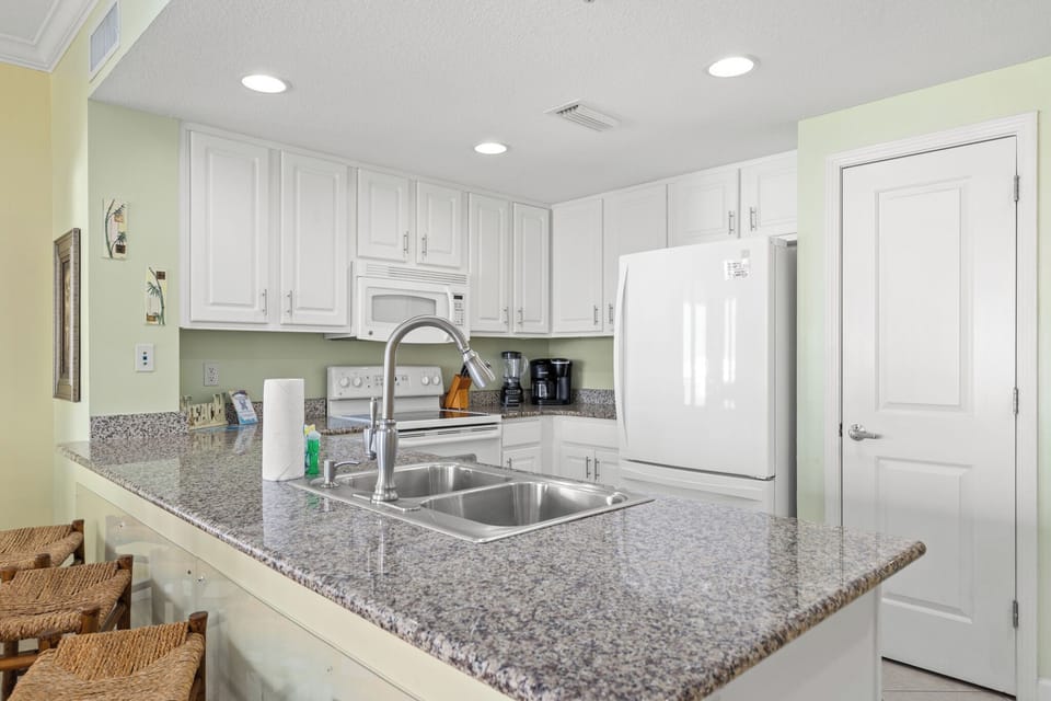 Condo, Multiple Beds, Balcony, Ocean View (Grandview East Resort 204) | Private kitchen | Fridge, microwave, oven, stovetop