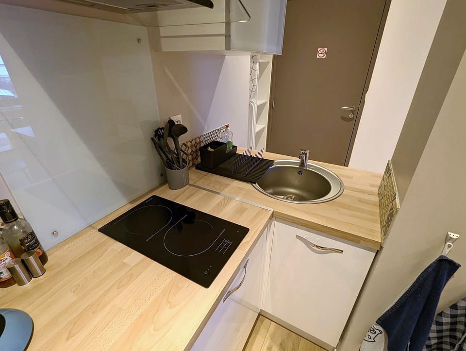 Table induction et evier de cuisine