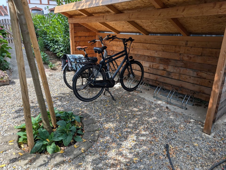 Abri à vélo partagé.