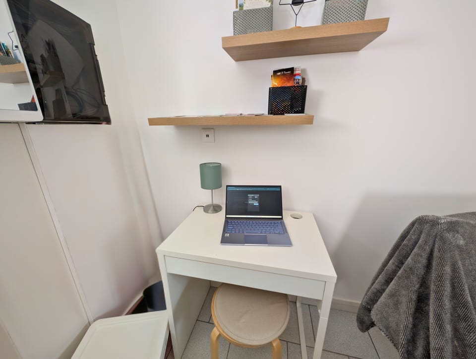 Poste de travail compact avec prises à proximité, idéal pour les voyageurs connectés