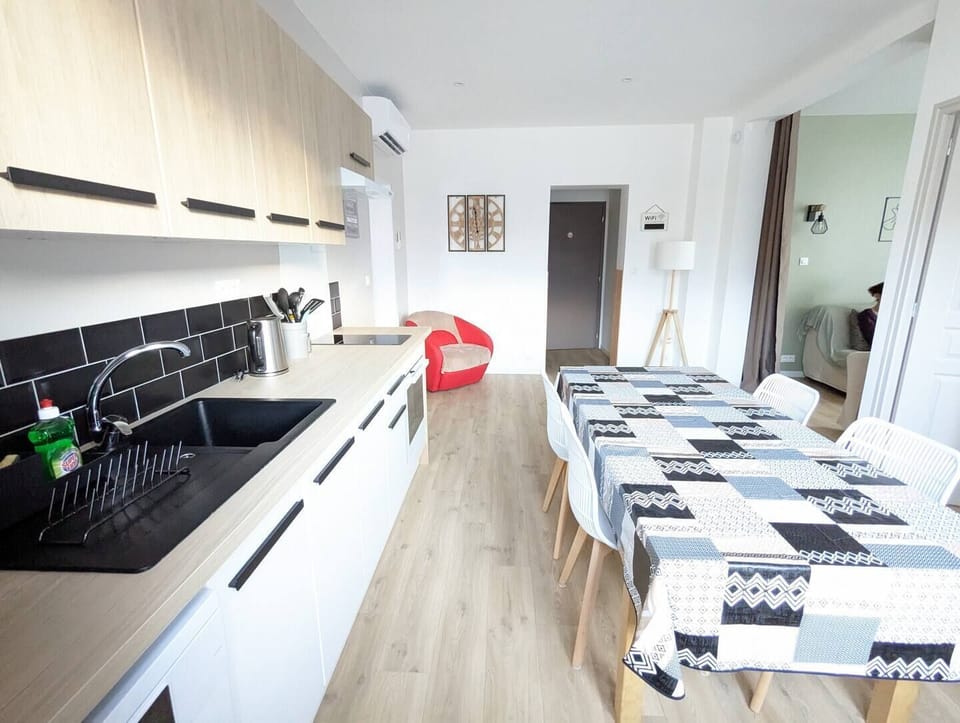 Cuisine équipée avec grande table