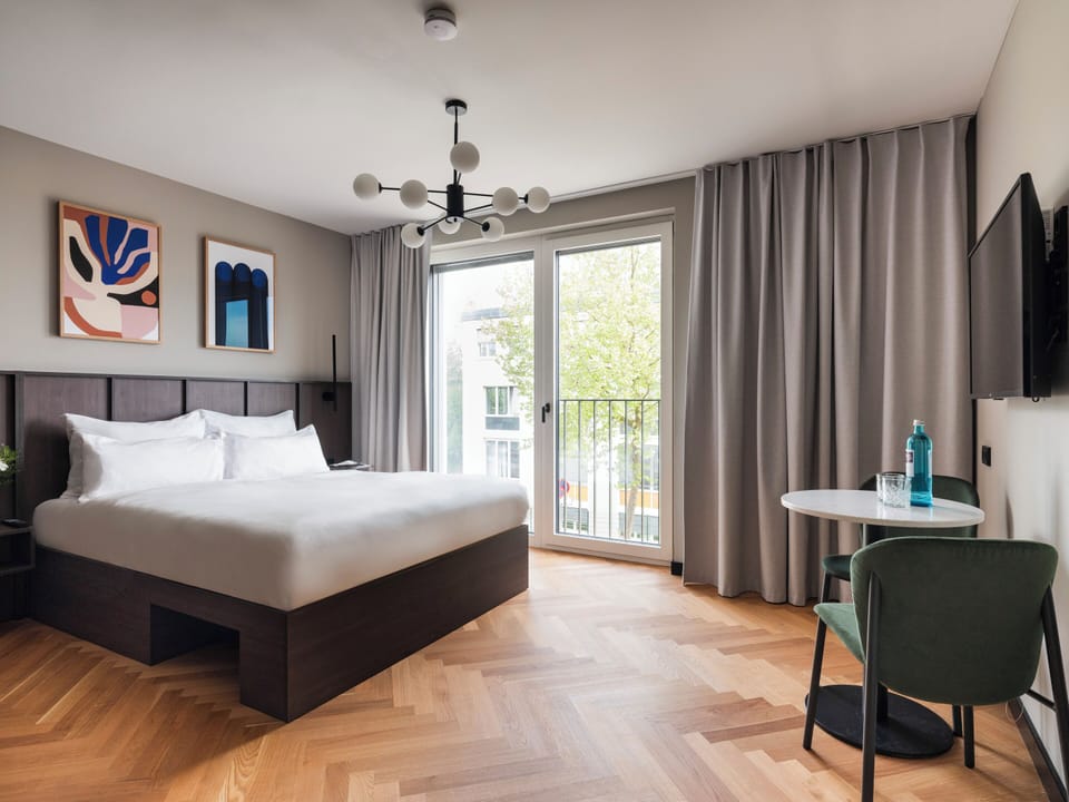 Standard Suite | Premium bedding, in-room safe, laptop workspace, free cribs/infant beds