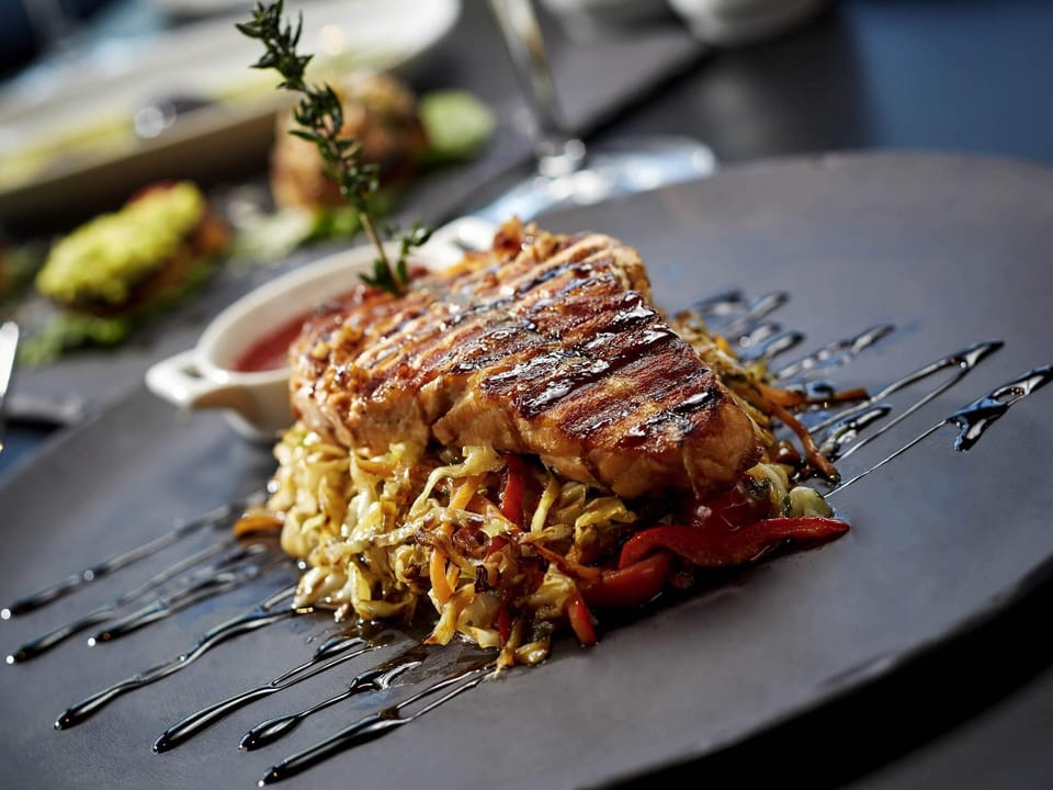 2 restaurants; breakfast, lunch, and dinner served