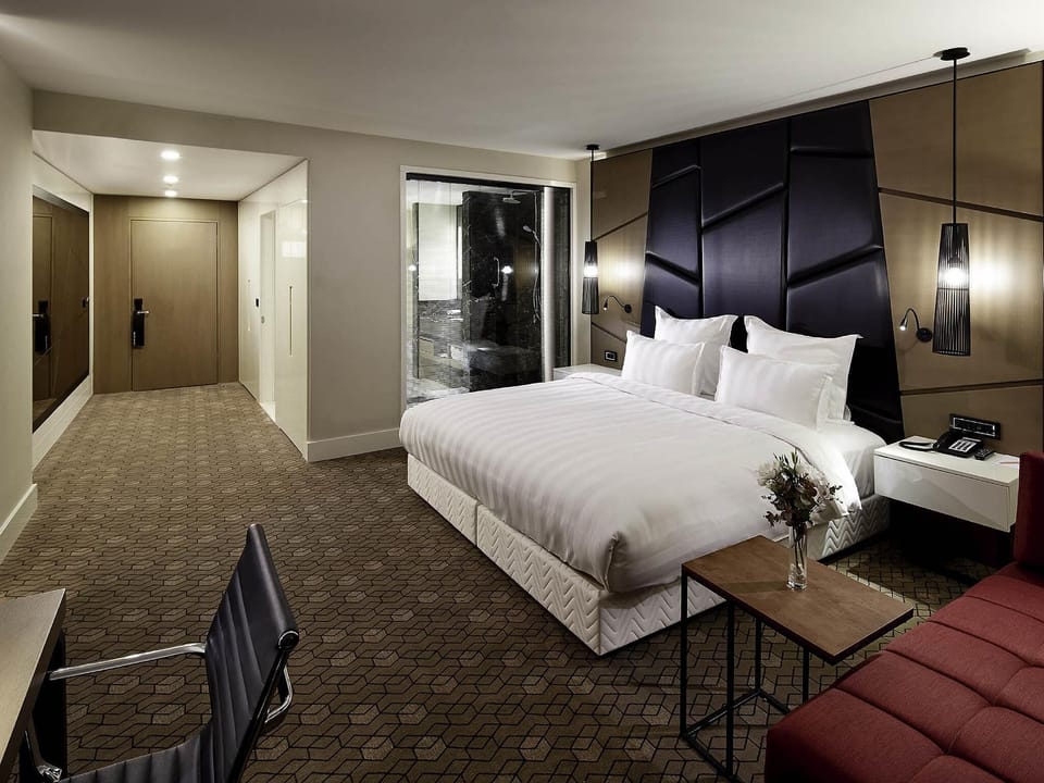 Executive Room, City View (Lounge Access) | Down comforters, minibar, in-room safe, desk