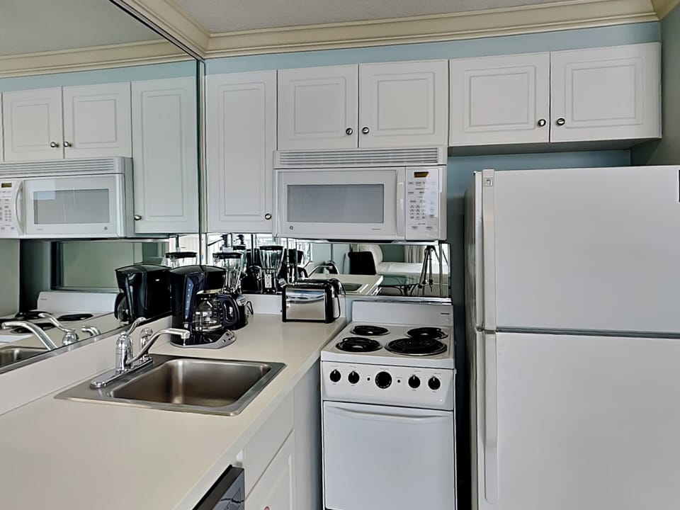 Studio Full Kitchen
