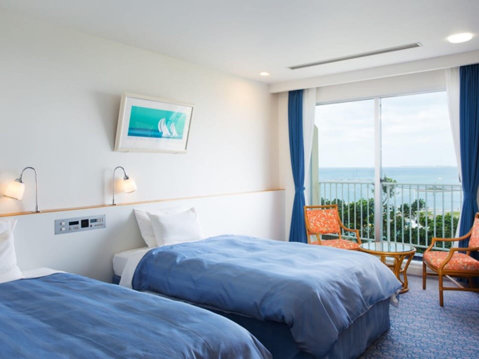 In-room safe, laptop workspace, blackout drapes