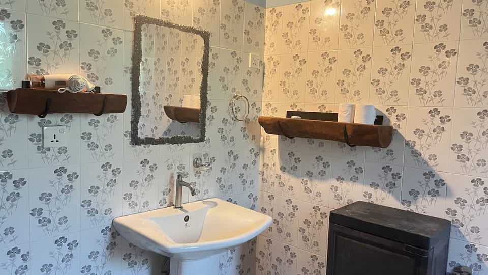 Chalet, Multiple Beds, Smoking, Garden View | Bathroom | Shower, rainfall showerhead, free toiletries, hair dryer