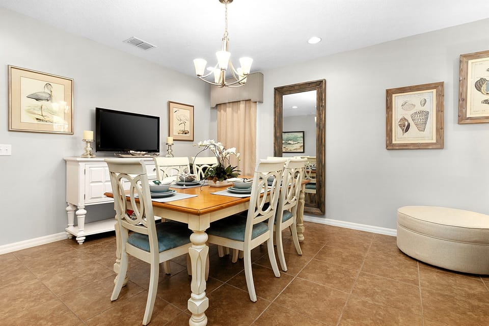 The dinig table has seating for six.