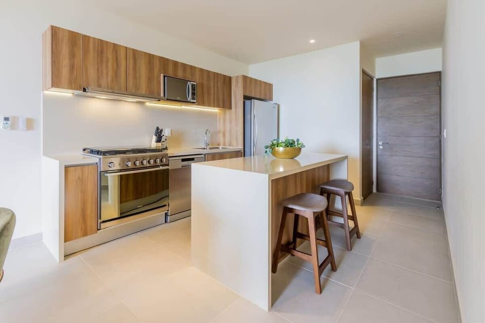 The breakfast bar can also serve as a laptop-friendly workspace