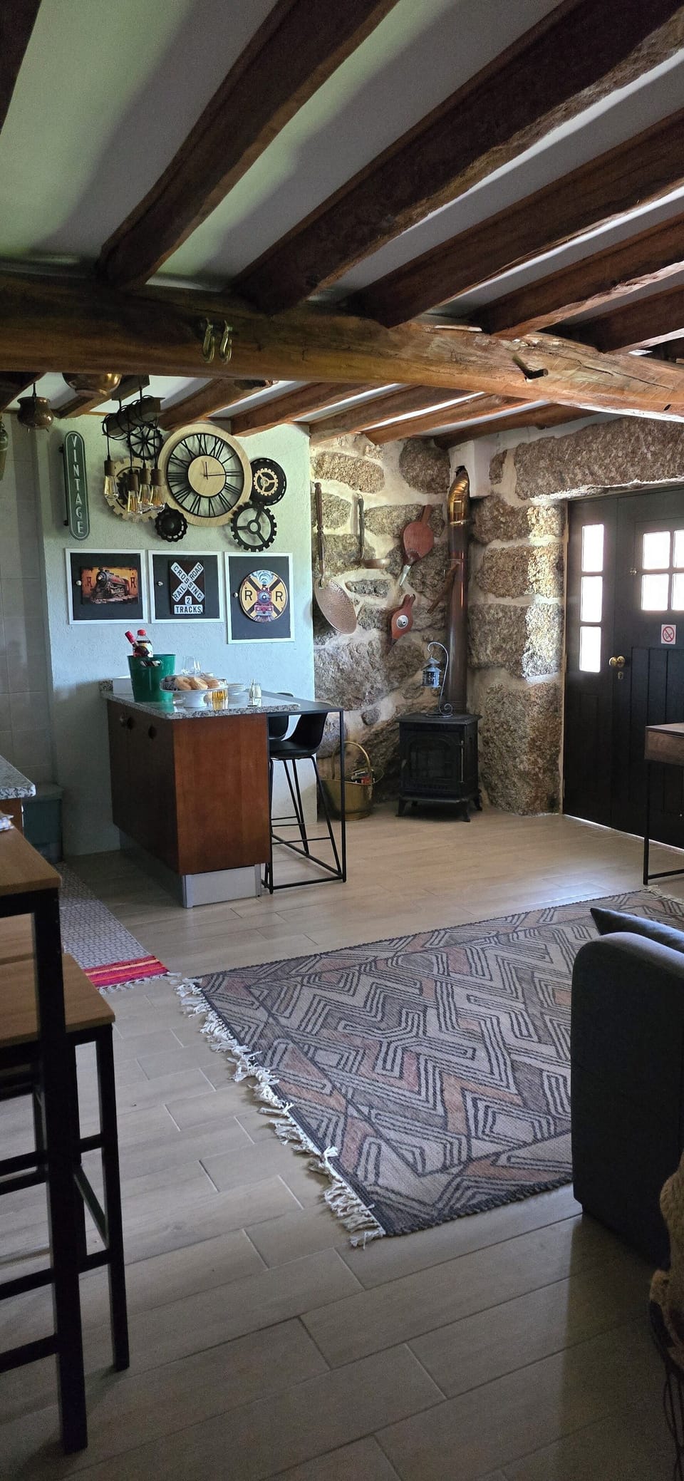 Classic Apartment, 1 Queen Bed with Sofa bed, Non Smoking, Courtyard View | Living area | Fireplace