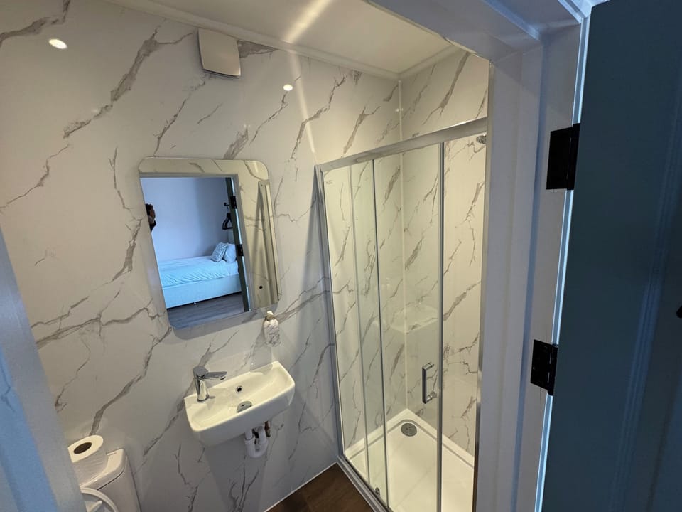 Triple Room | Bathroom | Shower, free toiletries, towels, soap