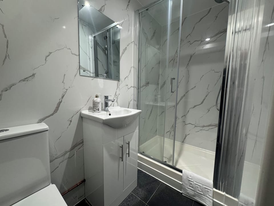 Twin Room | Bathroom | Shower, free toiletries, towels, soap