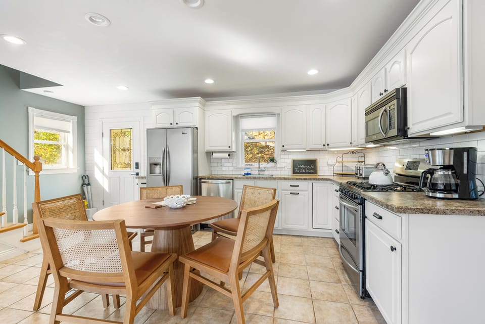  Well appointed Full Eat-in Kitchen with gas stove and oven