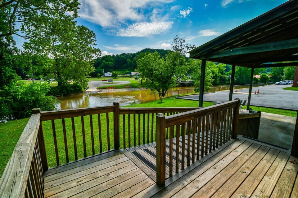 Toccoa riverfront cottage in McCaysville GA